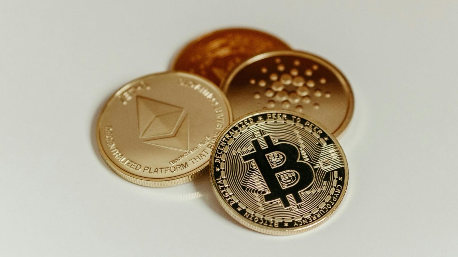 Analytical guide on the best cryptos to buy now in 2026, focusing on Ethereum, Solana, and Chainlink for conscious investors