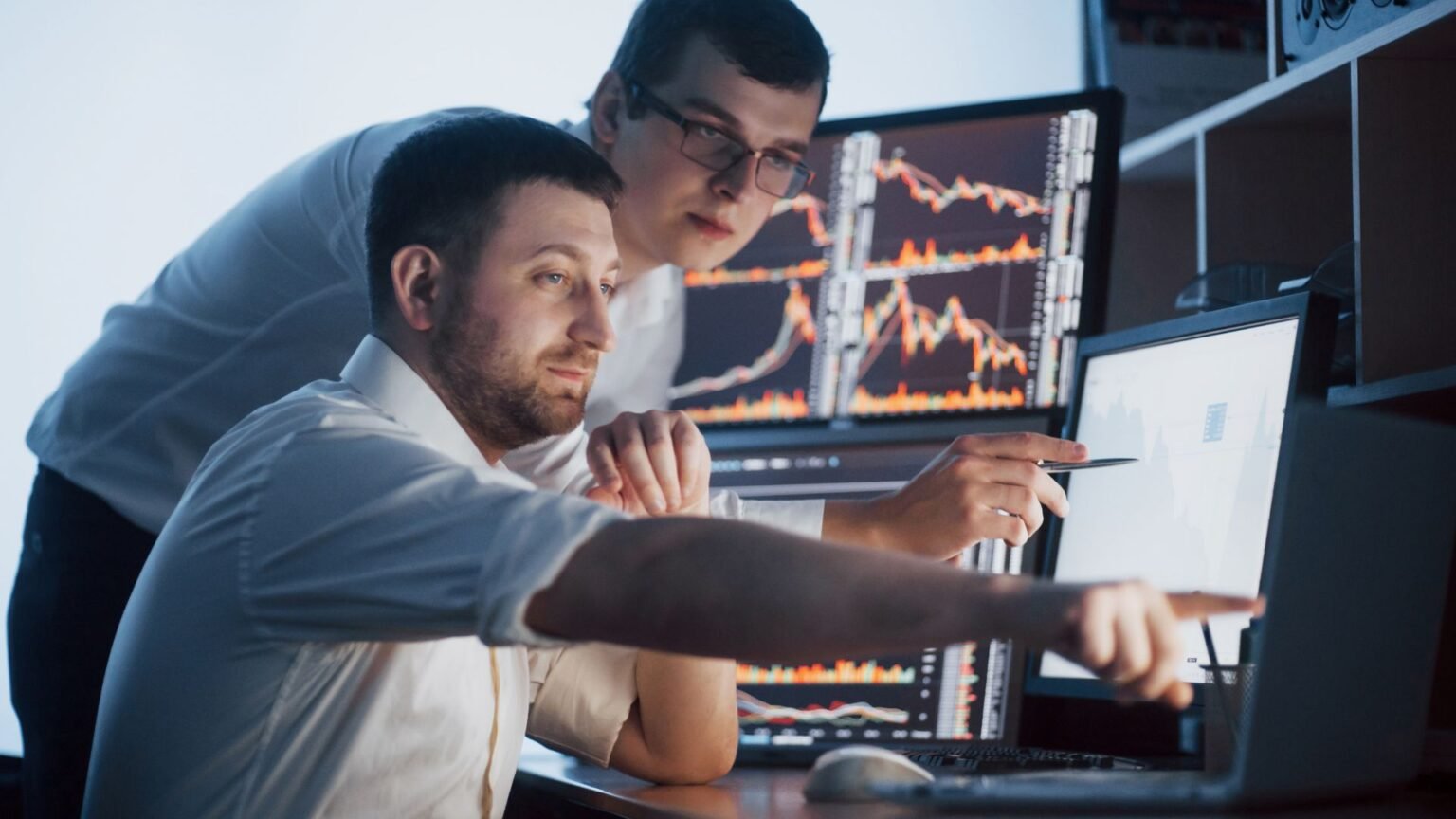 Crypto Staking Guide for Beginners: How It Works and What to Know Crypto staking guide for beginners explaining how to earn passive income from crypto, including staking rewards, risks, and where to stake on Binance, Coinbase, Kraken, or in self‑custody wallets.