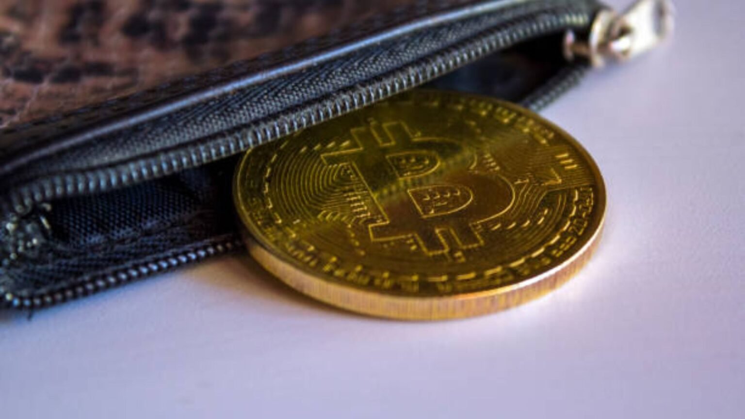 Crypto wallet guide for beginners showing how to store bitcoin and altcoins safely using a hardware wallet and offline seed‑phrase backup.